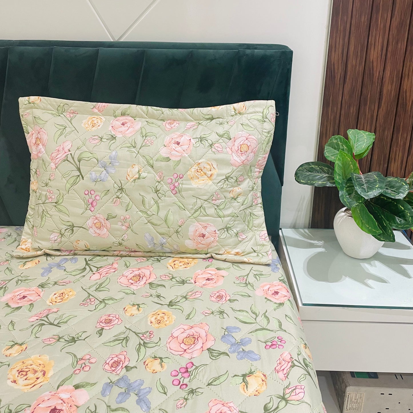 Micro Quilted Bed-Spread with Co-ordinated Pillow Covers | 90"x100" |