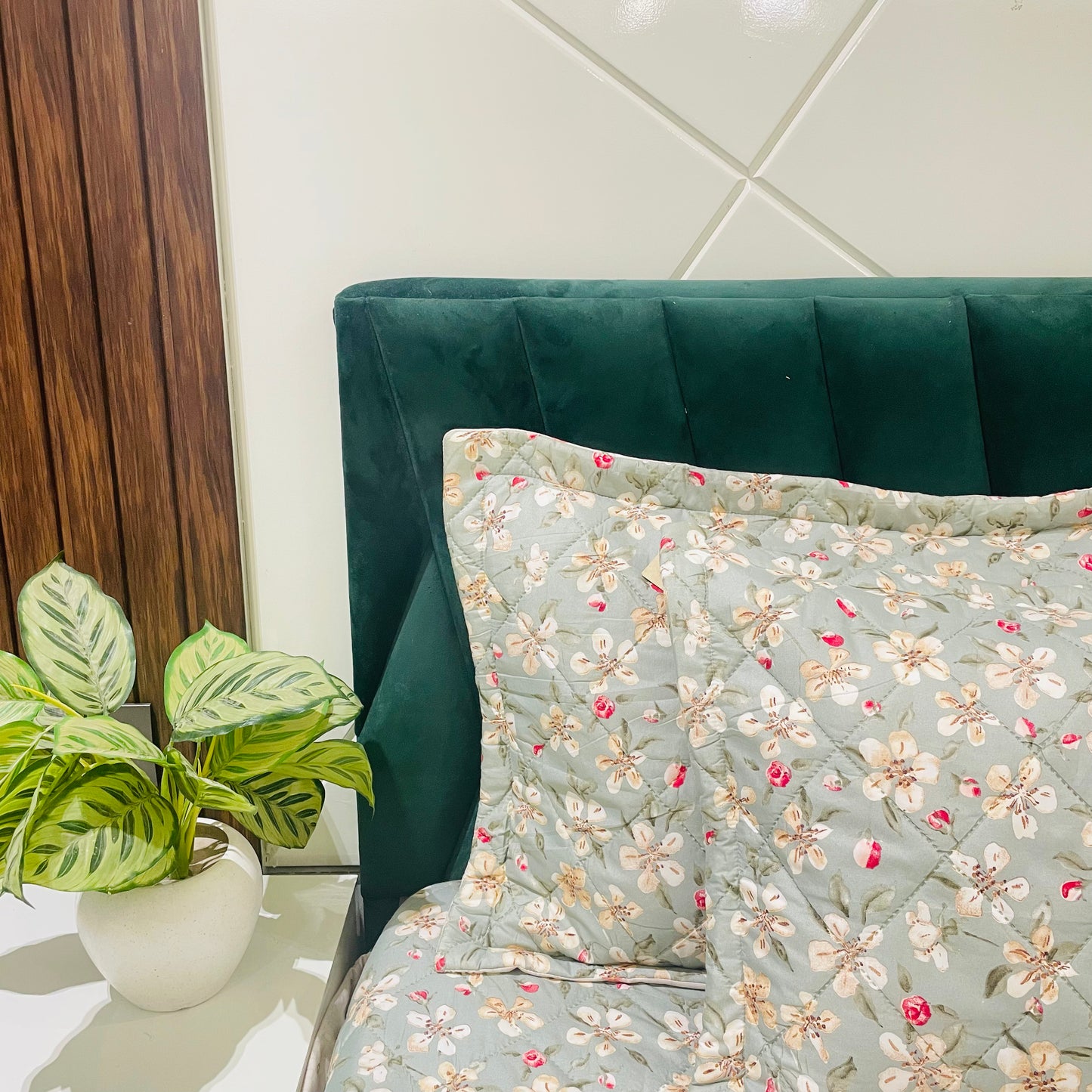 Micro Quilted Bed-Spread with Matching Pillow Covers | 90"x100" |